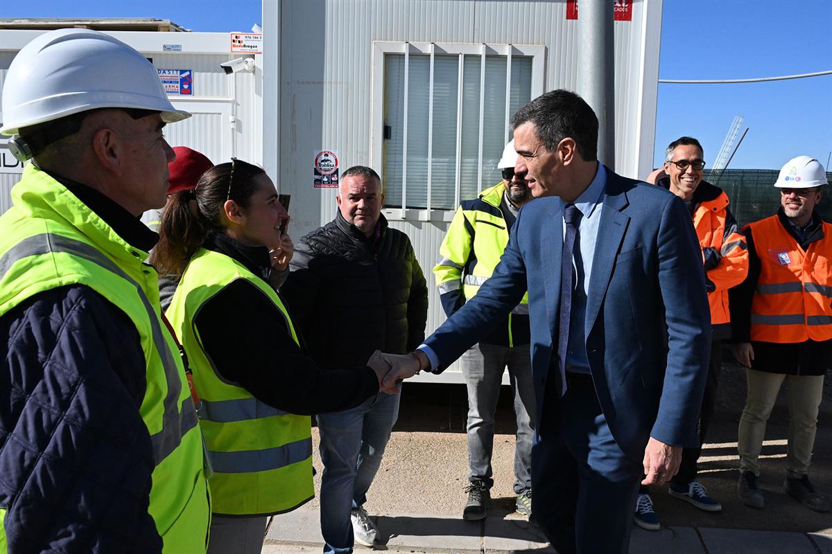 4/02/2025. Pedro Sánchez visita la planta de Novartis en Zaragoza. Pedro Sánchez con trabajadores de la planta de Novartis.